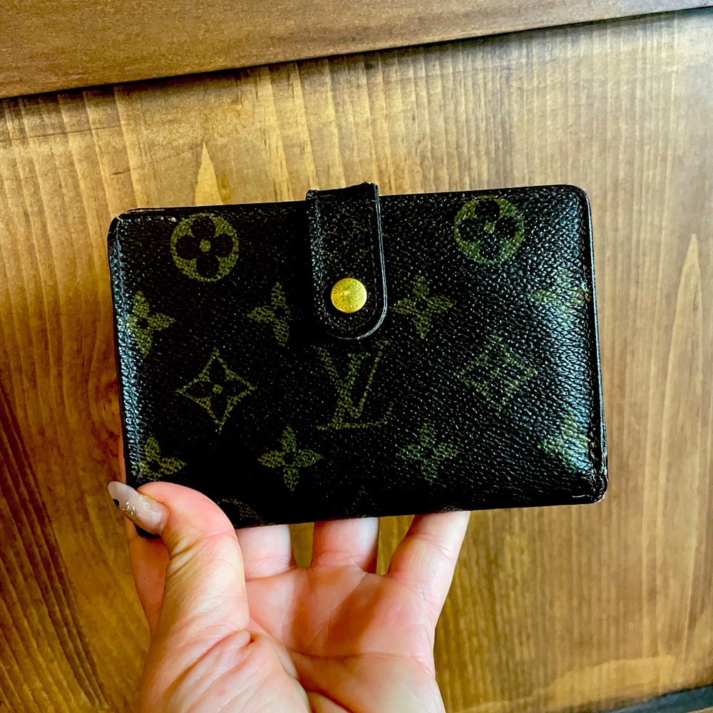 Beautiful LOUIS VUITTON Classic Print Wallet